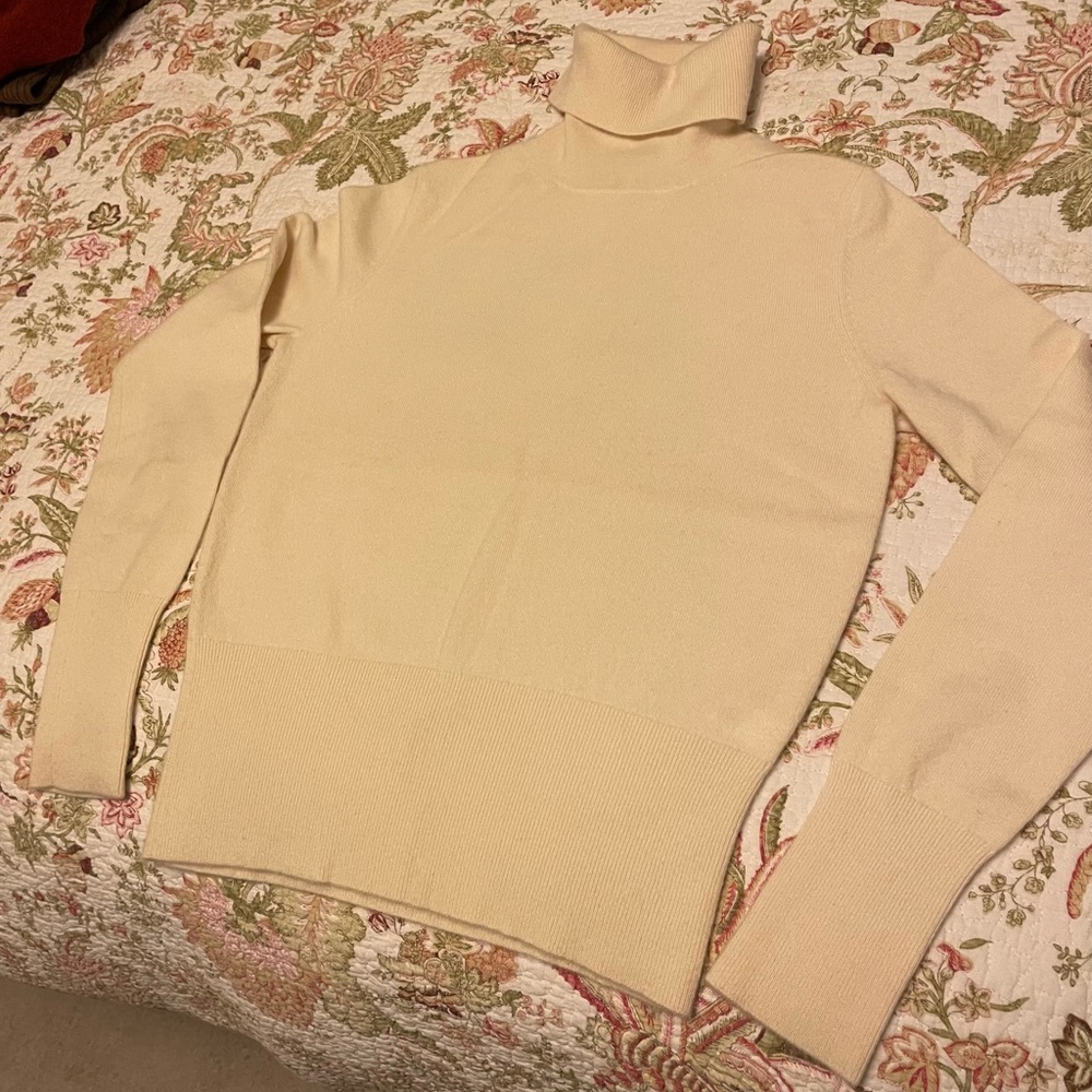 Banana Republic Cashmere Sweater in Cream
